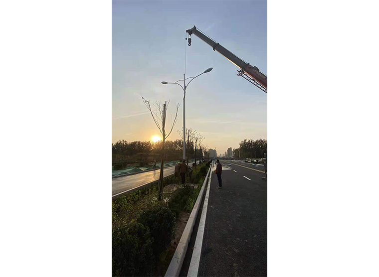 LED12米路灯安装现场